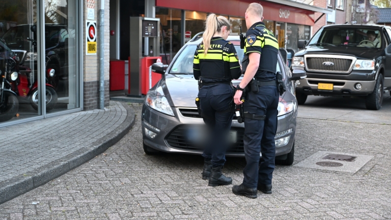 Automobilist gaat er vandoor na botsing bij tankstation in Schoorl