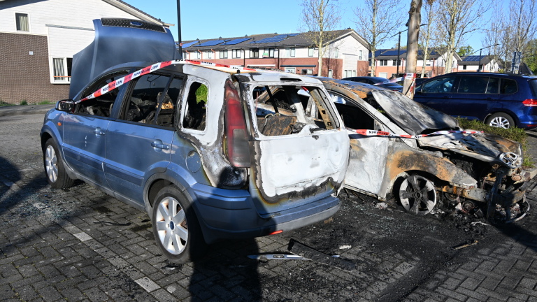Twee geparkeerde auto’s uitgebrand op Steigerdijk in Heerhugowaard