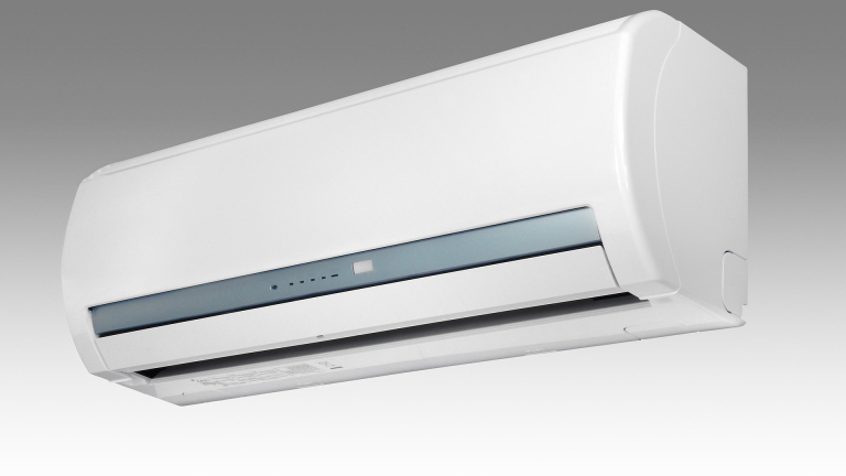 Wandmodel airconditioner met een strak wit design en een grijze bedieningsstrip aan de voorkant.
