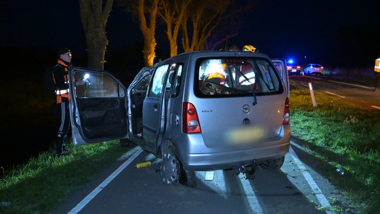 Auto ondersteboven tegen boom op Noordervaart