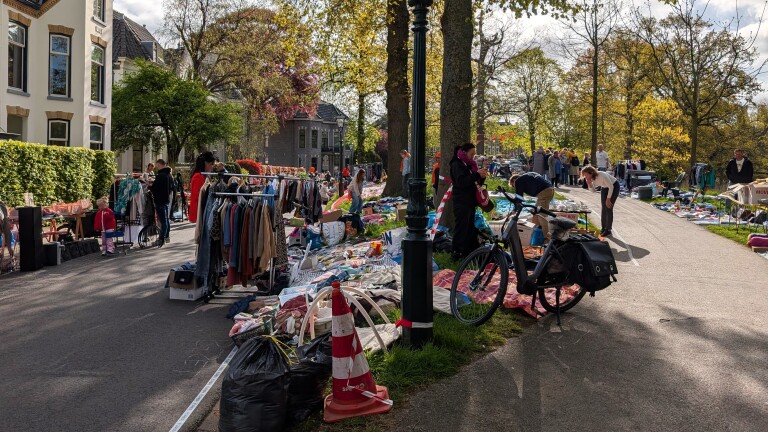 Alkmaarse vrijmarkt zondagmorgen al in volle gang: “Half acht pas? Zes uur!”
