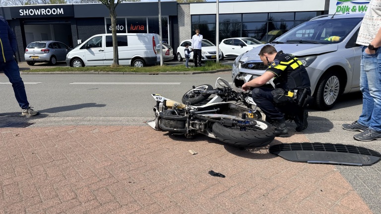 Harde klap in Heerhugowaard: motor in tweeën, bestuurder zwaargewond