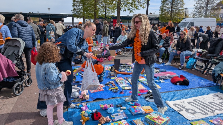 Vroege vogels scoren beste koopjes en plekken op Raadhuisplein Heerhugowaard tijdens Koningsdag