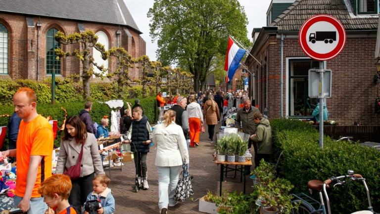 Van kleedjes tot brandweerslangen: Koningsdag ook volop gevierd in Uitgeest en Castricum