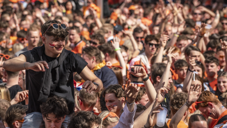 Alkmaarse Koningsnacht en Koningsdag zorgen voor drukte , maar “nagenoeg geen wanklanken”