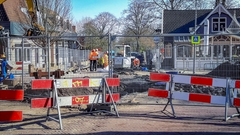 Aannemer loopt op planning, maar er is wél extra geld nodig voor herinrichting Schoorl