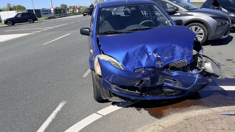 Auto’s botsen op kruising Nieuwe Schermerweg Alkmaar, mogelijk door rood licht
