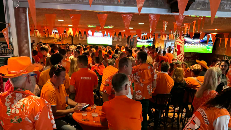De oranje vlag kan uit: cafés in Dijk en Waard mogen ’s nachts open bij WK-wedstrijden Oranje