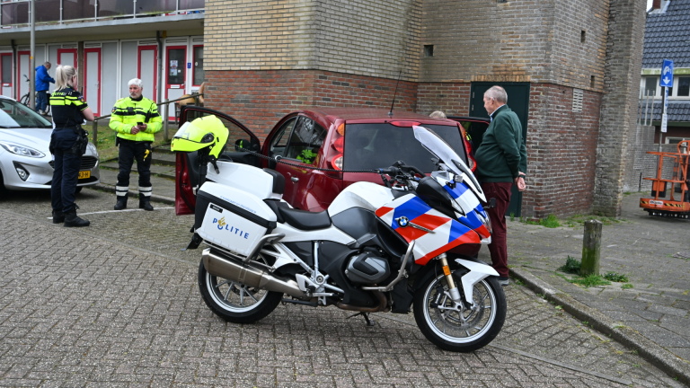 Auto botst tegen veelbesproken Egmondse flat: rijbewijs ingevorderd