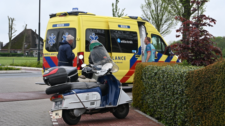 Oudere bestuurder van scooter gewond na val in Limmen