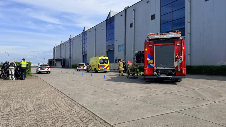 Motorrijder raakt bekneld na botsing tegen gevel in Heerhugowaard