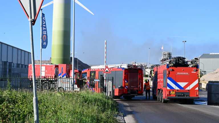 Brandweer rukt uit voor ‘zeer grote brand’ bij Alkmaars afvalverwerkingsbedrijf