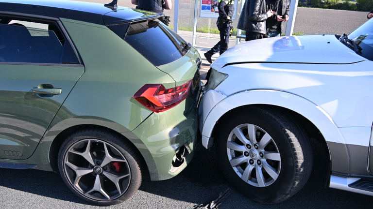 N243 tijdelijk afgesloten na aanrijding bij Molendijk Schermerhorn