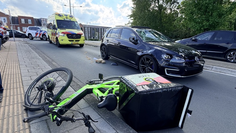 Maaltijdbezorger belandt op voorruit bij aanrijding in Alkmaar