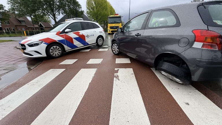 Twee auto’s zwaar beschadigd bij harde botsing in Heerhugowaard