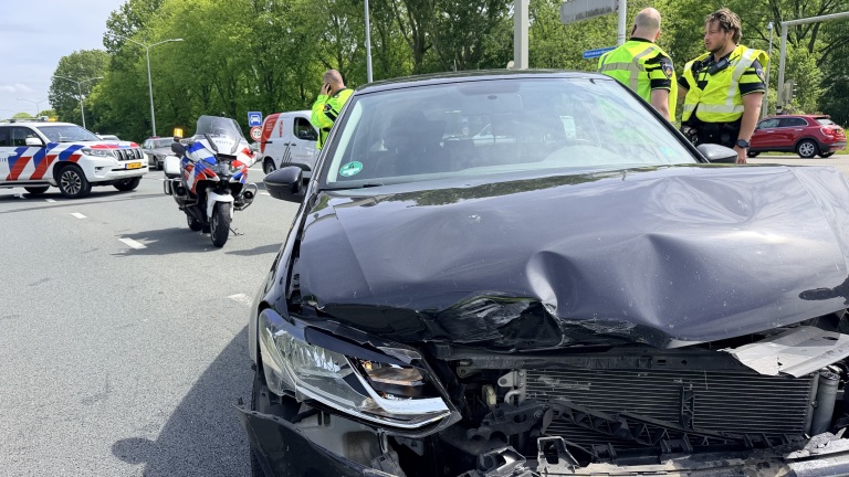 Flinke schade na botsing op kruising Huiswaarderweg en Kanaaldijk