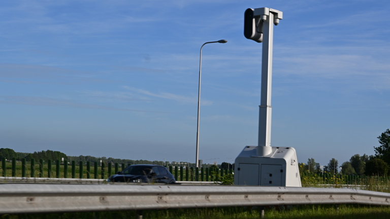 Hij is er weer: flexflitser keert terug langs de N242
