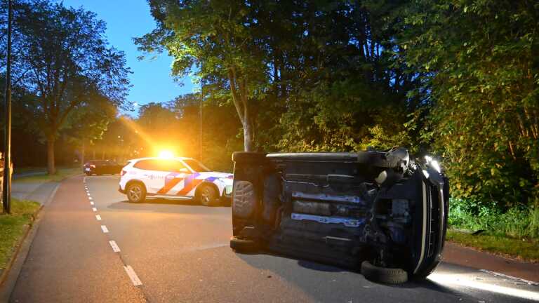 Flinke klapper op Ewisweg Heiloo: auto op zijkant, bestuurder aangehouden