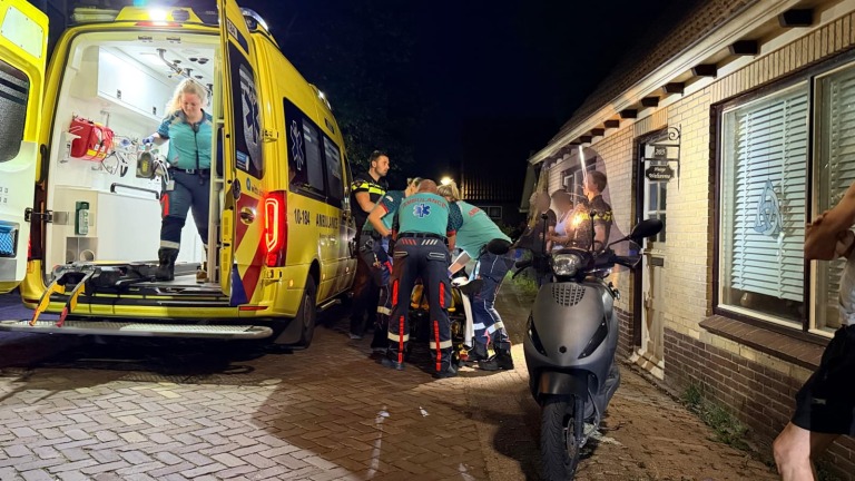 Scooterrijder zwaargewond na harde val op Dorpsstraat in Broek op Langedijk