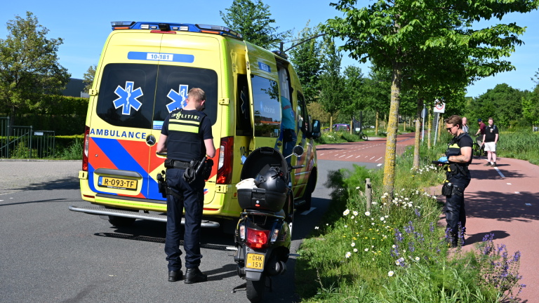 Tweetal onderuit op scooter, beide slachtoffers naar ziekenhuis