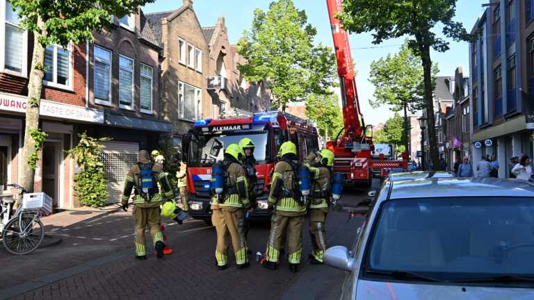 Grote brandweerinzet op brand in toko aan Laat in Alkmaar
