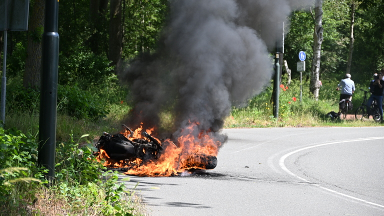 Motor brand af na valpartij op Omloop in Heiloo