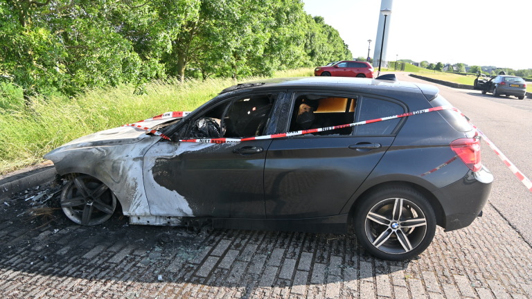 Auto gaat in vlammen op bij Strand van Luna, oorzaak nog onduidelijk