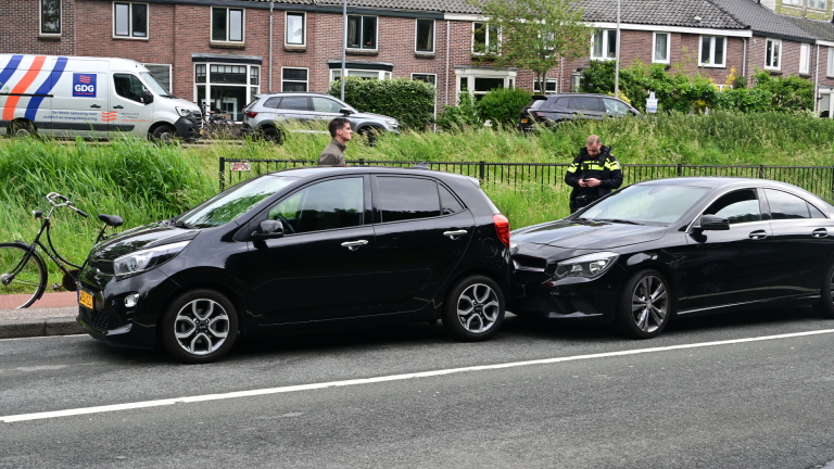 Twee mensen gewond bij kop-staartbotsing op Nieuwe Schermerweg