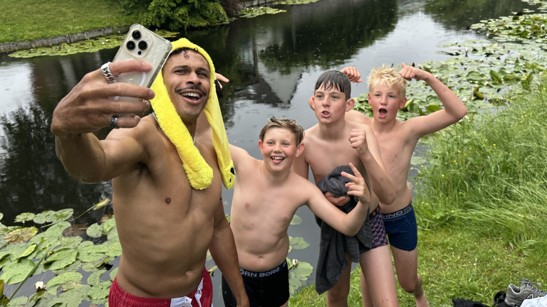 Slootverhalen en selfies: Tiktokker Malcom Jamin op de Alkmaarse Avond4daagse