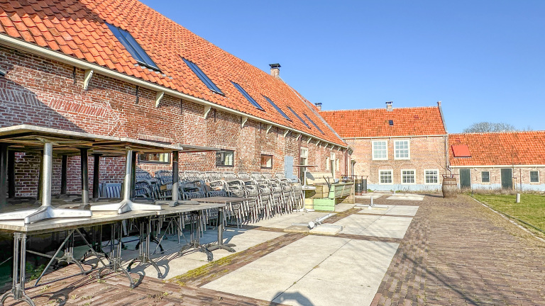 Terras achter Proeverij Egmont gaat weer open: ‘Goede verstandhouding met buren moet je verdienen’