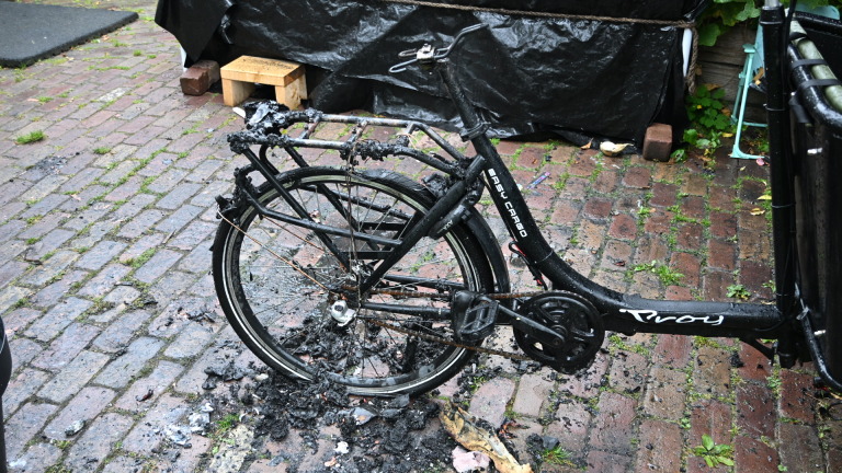 Bakfiets verwoest door brand tijdens opladen in Egmond aan den Hoef