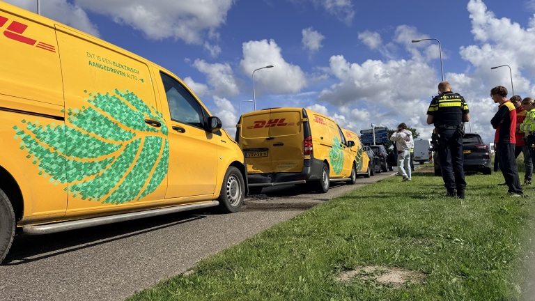 Kop-staartbotsing met drie busjes en twee auto’s op bedrijventerrein Breekland