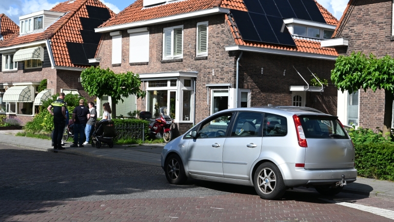 Fietsster belandt deels onder auto na aanrijding met auto in Castricum