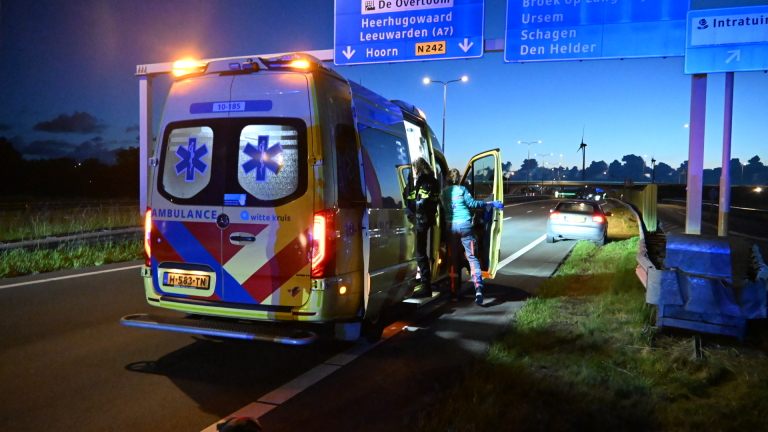 Auto raakt van weg op N242 bij Heerhugowaard, bestuurder naar ziekenhuis