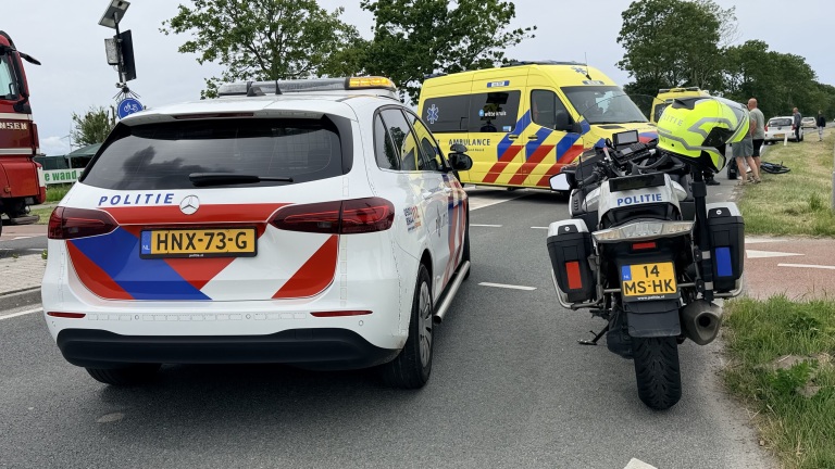 Fietsster zwaargewond na aanrijding in Oudkarspel, automobilist aangehouden