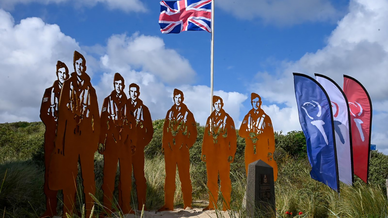 Zeven RAF-vliegers krijgen na 83 jaar een gezicht: onthulling silhouetten in Castricum aan Zee