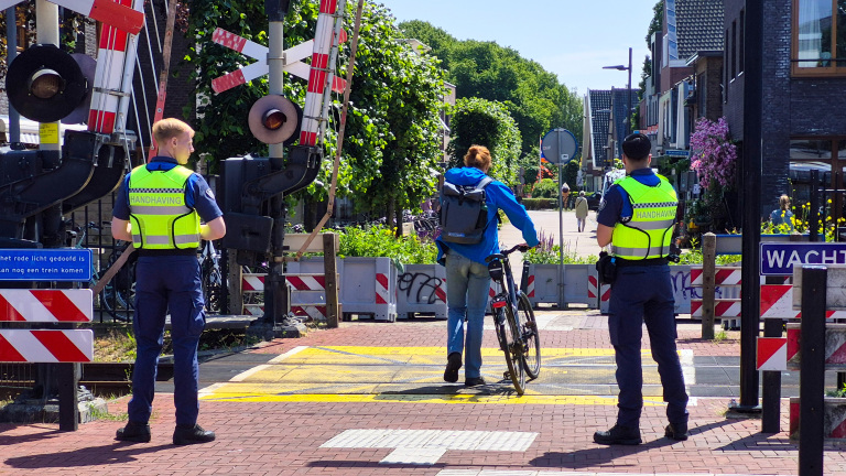 Handhavers grijpen in: Waarschuwingen voor fietsers bij station Heiloo