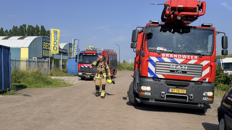 Toeschouwers zien grote inzet brandweer maar geen vlammen bij brand autosloperij