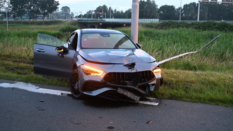 Bestuurder spoorloos na botsing tegen lantaarnpaal op N244 bij Alkmaar