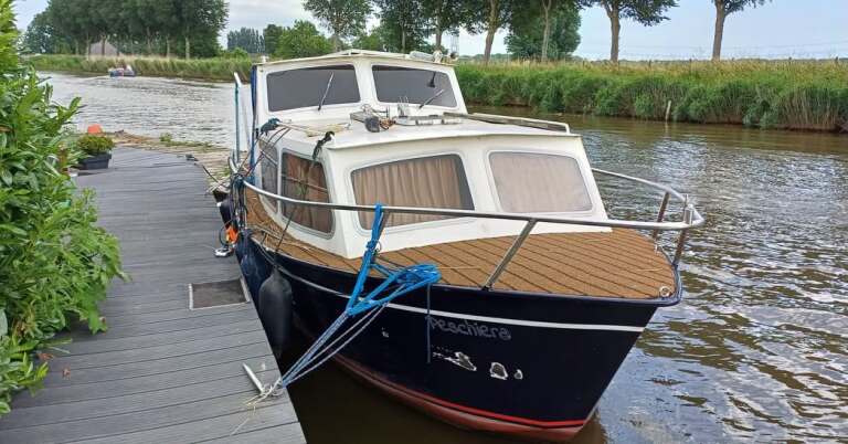 Mysterie van de dobberende boot bij De Rijp: eigenaar gezocht