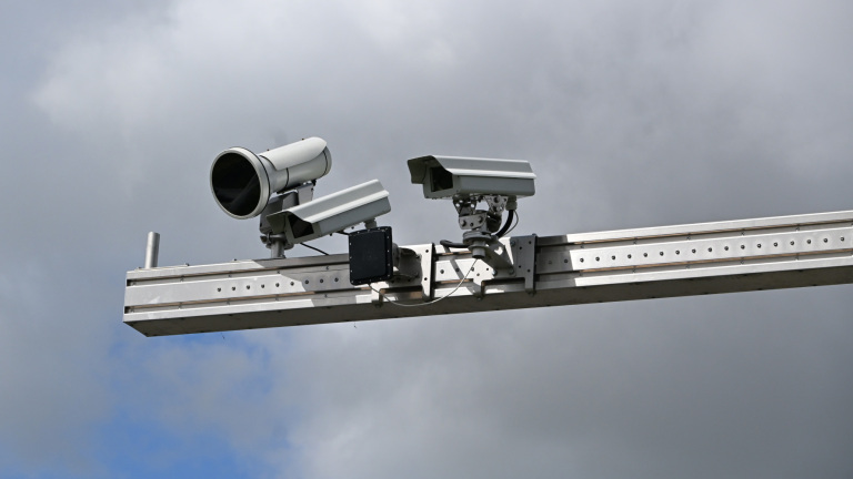 Regio Alkmaar onder strikt toezicht van focusflitsers: telefoongebruik achter het stuur bestraft