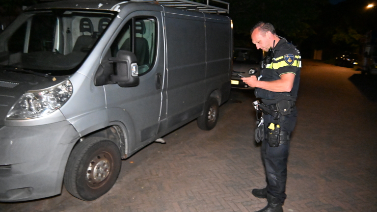 Brokkenpiloot rijdt door na botsing tegen geparkeerde auto’s en bedrijfsbus