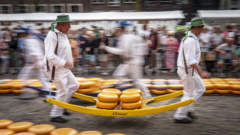 Afblazen of inkorten is vrijdag de keuze voor bloedhete Alkmaarse Kaasmarkt: “Veiligheid staat voorop”