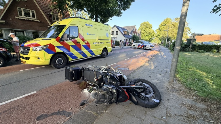 Twee gewonden bij botsing tussen motor en auto op Heereweg in Schoorl