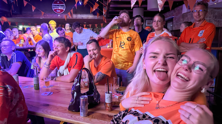 Jongeren kijken samen naar Oranje in Oudkarspel: “Door code rood hoef ik niet vroeg op”