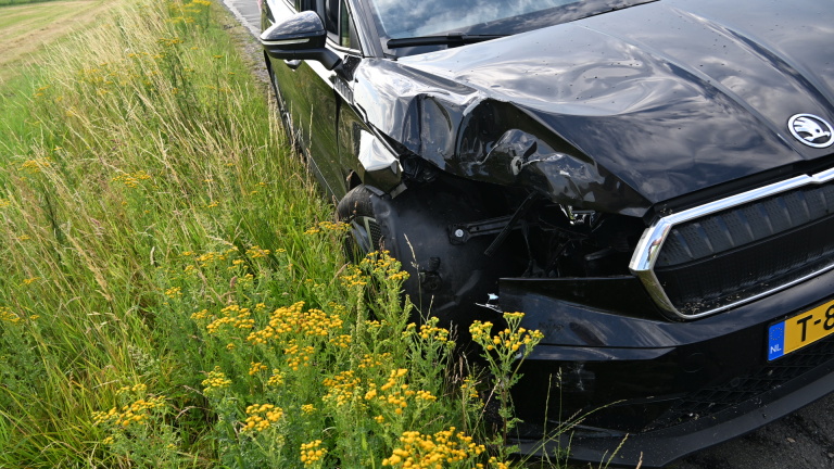 Automobilist rijdt lantaarnpaal uit de grond na uitwijkmanoeuvre in Akersloot