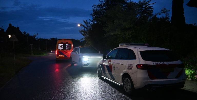 Fietser naar ziekenhuis na klap tegen paal in Limmen