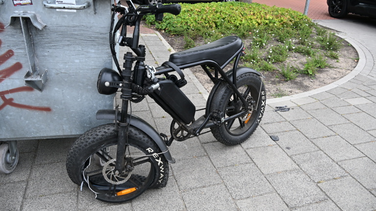 Fatbiker aangereden op Vondelstraat in Alkmaar, vrachtwagenchauffeur rijdt door