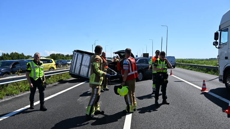 Paard vast in gekantelde trailer: Hulpdiensten sluiten A9 deels af voor reddingsoperatie
