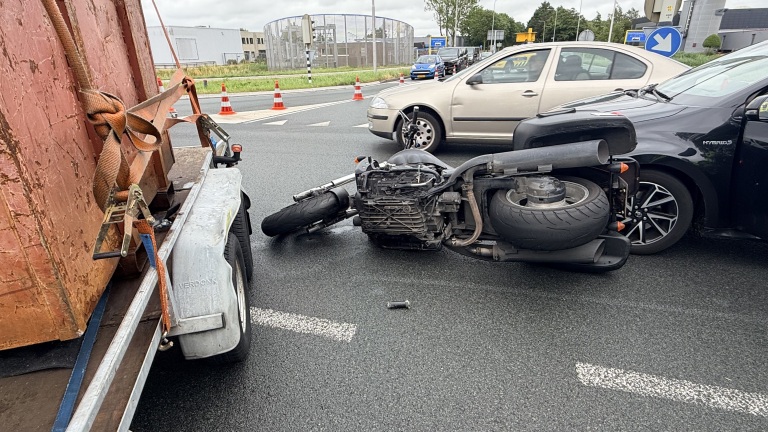 Motorrijder naar ziekenhuis naar klap tegen aanhanger in Heerhugowaard